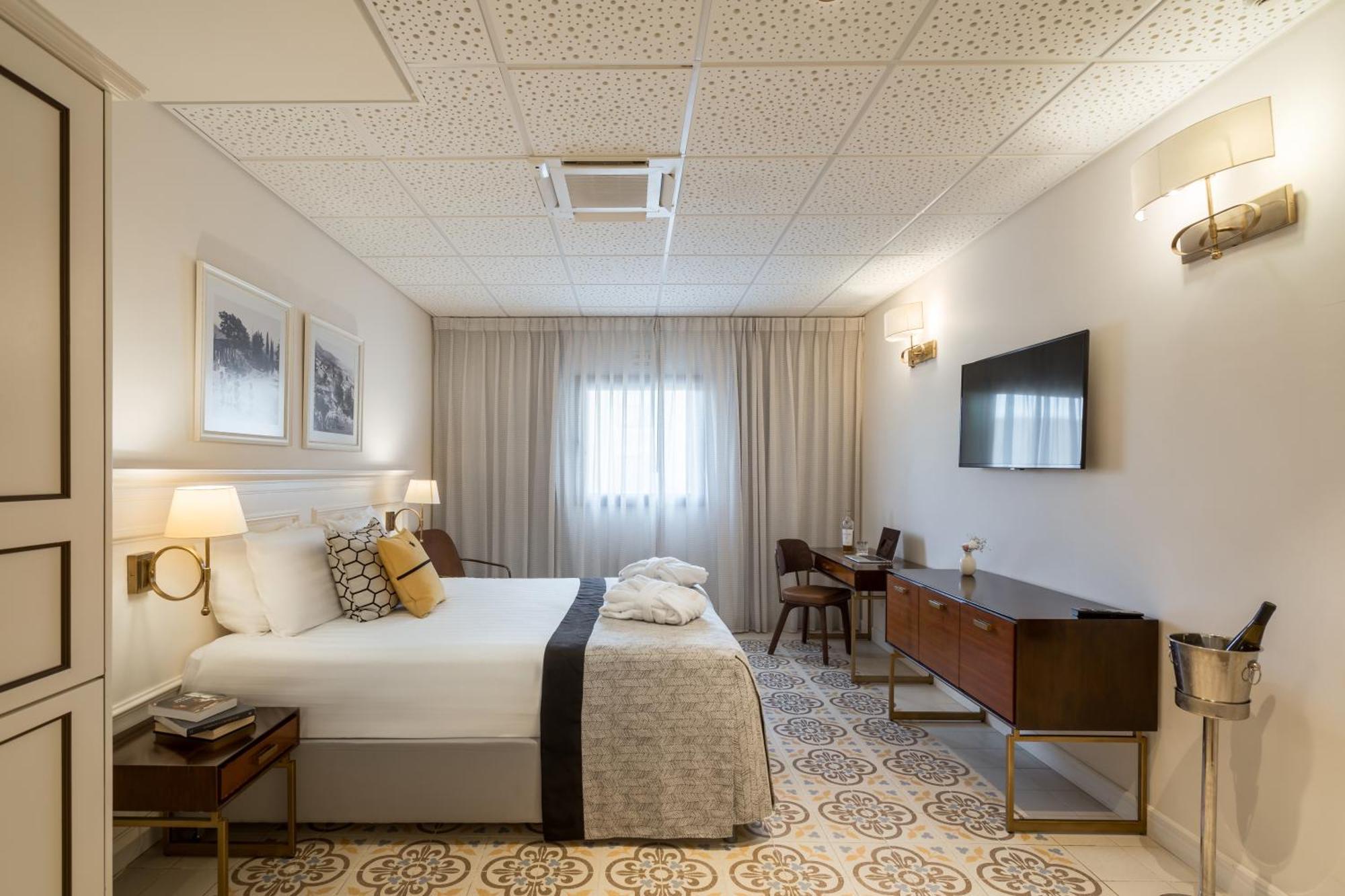 Edmond Luxury & Hotel