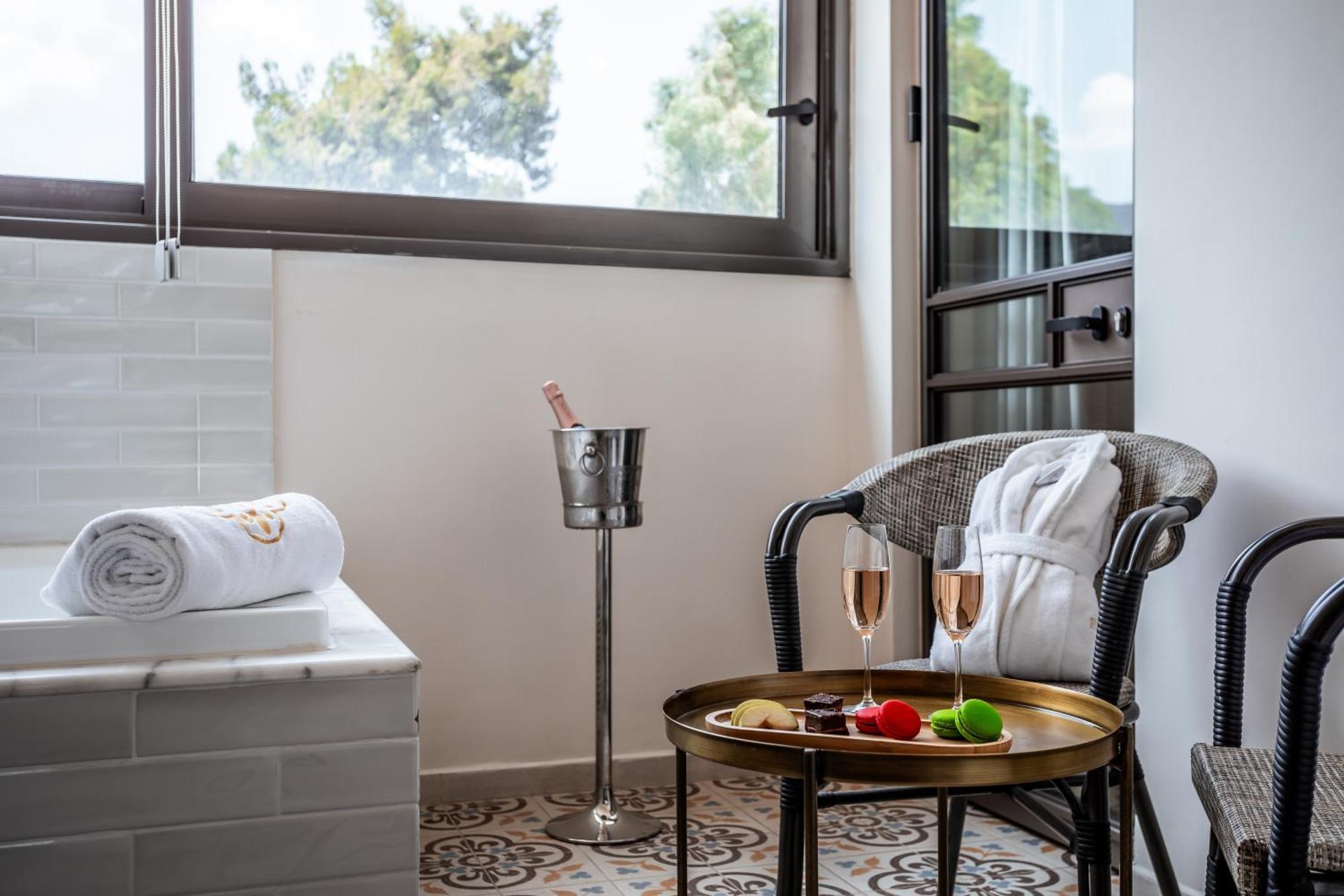 Edmond Luxury & Rosh Pinna